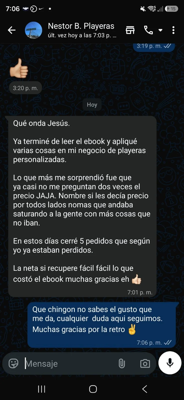 Conversación de WhatsApp de un cliente con negocio de playeras personalizadas